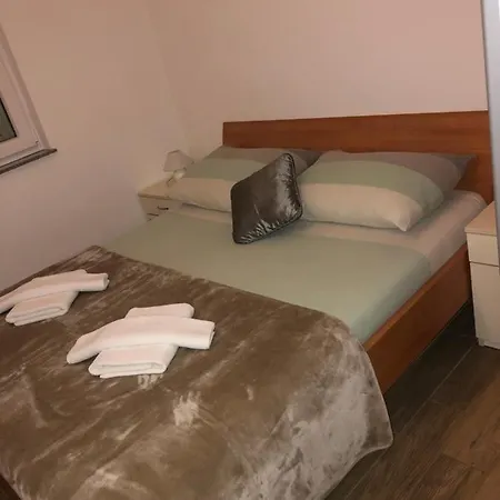 Ivana דירה קרס